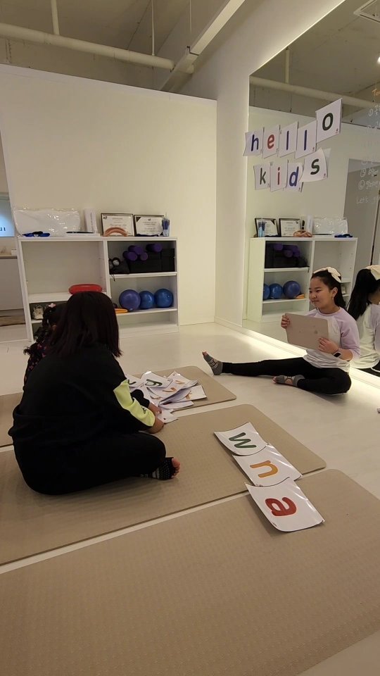 ⠀
오늘은 필라테스가 처음인
6세,10세,12세 아이들의
체험수업이 있었는데요🙂
⠀
아휴 기여워 미칠뻔했네요😆
⠀
⠀
필라테스가 우리 키즈 아이들에게 좋다는건
설명안드려도 예상들은 하고 계셨을꺼에요
⠀
⠀
척추와 다리뼈를 곧고 바른모양으로 자라나게 하고 
그 뼈를 지탱하는 근육들을 강화시켜주는 필라테스!
⠀
⠀
⠀
필라테스 외에 줄넘기,트램펄린, 농구등 
다양한 체육활동들이 있지만 
뼈가 자라나는 아이들의 경우 
높이 점프하는 운동은 
하체 근기능이 약해 
오히려 신체적 피로와 스트레스를 증가시킬 수 있는만큼
우리아이의 성장을 위한 운동 선택시 주의가 필요한데요!
⠀
⠀
그런면에서 제2차세계대전 도중 부상으로 
오랜시간 병상에 누워잇던 군인들을 다시 걷게하기 위해 
시작된 필라테스는 척추와 다리뼈를 바르게 정렬하고
코어기능을 향상시키는데 최적화된 운동으로
우리 아이운동으로 적극 추천드리는 이유랍니다!
 :)
⠀
⠀
⠀
일루필라테스에서 히야가
진행하는 키즈필라테스의 특별함!
⠀
⠀
⠀
⠀
*.키성장!
- 2세부터 사춘기까지 매년 평균 5~6센치까지 성장해야하는 우리아이!
우리아이는 매년 잘크고 있나요? 
⠀
⠀
* 우리 아이가 ‘성조숙증’ 이라구요? 우리 아이의 키성장에 빨간불 삐용삐용! 
성조숙증에 대해 알고계신가요? 8~10세 조기사춘기 등 건강보험심사평가원 통계 15년간 성조숙증 진단 아동 363배 증가! 최근 10년 사이 약 5배 증가! 당장 우리아이의 키성장을 멈추게 해버리는 ‘성조숙증’을 알고 계신가요? 우리 부모님들 사이에서는 낯선 ‘성조숙증’이 우리 아이들의 키성장을 가로막고 있습니다!
⠀
⠀
* 우리아이들에게 보여줄 세상은 유튜브? 아동정서발달!
‘키즈야~ 오늘은 선생님과 하늘에 별을 달아볼까? 반짝반짝~ 작은별~♬’
⠀
- 정말 유튜브를 못보게 할수도 없고.... 강렬한 시각미디어매체로 인한 아이들의 집중력 저하와 공격적 성향이 강해지면서 걱정이 많으실텐데요
⠀
일루필라테스의 키즈필라테스 수업은 아동정서발달에 도움이 되는 언어로 수업을 진행하며, 순한아이, 까다로운 아이 등 아동의 기질과 신체적 특징에 따른 교육방법으로 아이들의 정서발달에 도움을 드리고 있습니다! 
⠀
⠀
* 체형교정
소아나 청소년기(특히 초등하교 시기)에 발생빈도가 높은 허리질환인 척추측만증과 같은 질환은 뼈가 유연한 우리 아이들에게 발생되기도 쉽지만 이시기를 놓치지 않고 교정해주시면 좋아질 수 있습니다!
⠀
⠀
⠀
원주에서도 이제 키즈필라테스를 쉽게 보고 접할 수 있을만큼
이제 정말 많이 대중적으로 변했죠
하지만 상담을 받으실 때 
아이들의 특징을 이해하고, 아이들만을 위한 프로그램을 갖추고 있는지
확인하시는게 정말 중요한데요
⠀
kids are not little adults
‘아이는 작은 어른이 아닙니다.’
일루필라테스는 아이들을
어른들의 운동에 끼워맞춰 진행하지 않고
아이들의, 아이들에 의한, 아이들을 위한
키즈필라테스를 운영하고 있습니다.

#원주맘 #문막맘 #원주키즈카페 #원주키즈운동 #원주키즈필라테스 #원주맘카페 #원주키즈매장 #원주키즈캠핑장 #원주키즈체험 #원주꿈이룸바우처 #원주키즈클래스 #원주키즈 #원주키즈쿠킹클래스 #원주키즈원데이