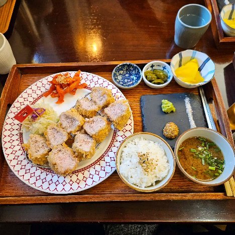 #병점돈가츠
#동백가츠
#예쁜맛집
#부드럽고바삭한돈가츠
#다시가고싶은맛집

병점에 가면
다시 찾을겁니다,

고급진 돈가츠
고급진 분위기

@dongbaek.byeongjeom 
동백가츠 병점점