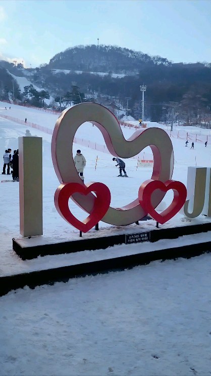 우리가족 크리스마스 이브🎄
 
작년까지 스키타더니
올해 보드 도전!
 
근데 두번만에 감잡기있냐ㅡㅡ;
엄마 오래걸렸는데....
이번 시즌안에 곧 나보다 잘타겠는데...👉👈
 
엄마도 분발해야겠다 🤣
 
 
 
근데 셋이 준비운동하는거 넘 웃겨 ㅋㅋㅋ
 
 
 
#햇살가득한집🌼 
#20231224 #크리스마스이브
#2324지산리조트 #지산한컷
#지산리조트 #스키장 #시즌권개시 #연말이벤트
#보드 #스노우보더 #스노우보드 #snow #화이트크리스마스