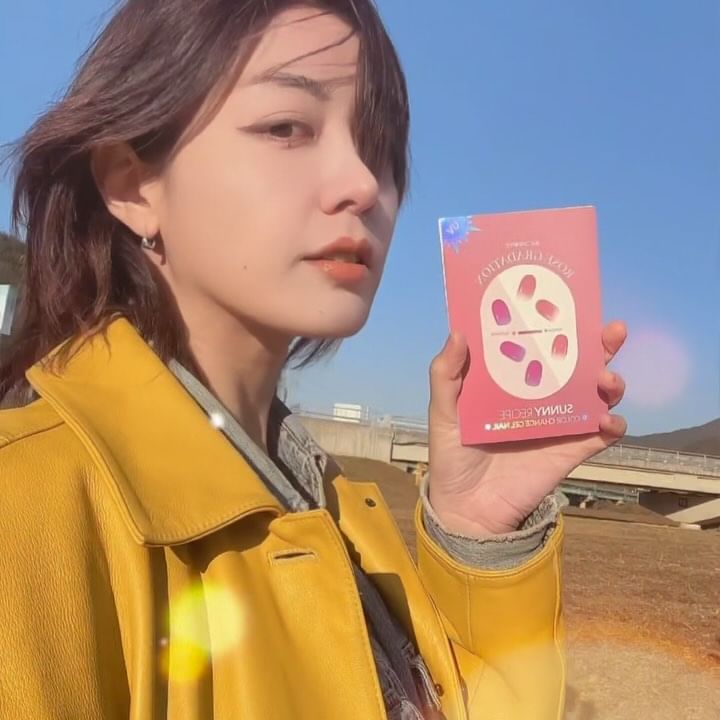 #협찬 입니다! 오랜만에 게시글 올리는데요!
다들 독감 조심하시구요! 오늘 소개해 드릴 제품은
야외 자외선의 강도에 따라 다채로운 색상으로 변화하는
#서니레시피 #젤네일스티커 에요!
젤램프로 구울 필요 없는 완전 경화 젤네일로! 간편하게
1초 부착 완료!!!! 젤 코팅으로 도톰하고 볼륨감 있는
광택 유지가 가능하구요!
SGS안전성 검사 완료한 제품이고 
2022년 서울 어워드 아이디어 상품으로 선정되었고
일본 돈키호테 전국 매장, 
미국 울트라 아우터 전국 매장 입점까지
신기하게 데일리 아웃도어 색상이 바뀌니까
뭔가 기분전환도 되는 그런 제품이에요!
.
.
@sunny_recipe_nail
#협찬 #젤네일 #젤네일아트 #젤네일스티커 #네일아트 #네일 #네일디자인 #서니레시피 #서니레시피젤네일 #네일팁 #네일아트디자인 #네일추천 #네일스타그램 #네일스티커 #컬러체인지 #컬러체인지젤네일 #붙이는네일