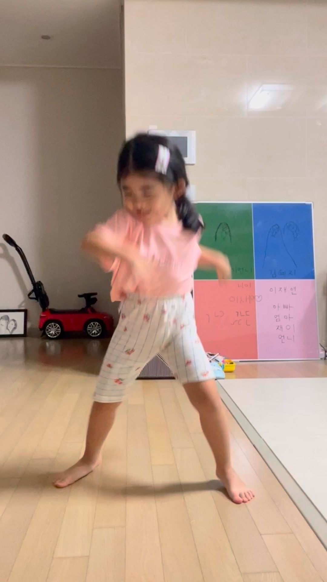 옷 속에 개미가 들어가서 빼는 중