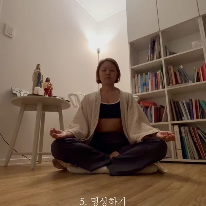 My trauma is not being able to practice ᴗ͈̥̥̥̆‸ᴗ͈̥̥̥̆

일주일 쉬면 괜찮아질거라고 생각했는데, 한 달은 쉬어야 할 거라는 의사선생님 말은 진짜였어. 괜찮다고 스스로 주문을 걸다가도 윽 소리가 자동으로 나와서 내 상태가 어떤지 수긍해야 했어. 이제서야 조금 수련이 깊어진 것 같았는데, 죽을 것 같이 아픈 것도 아닌데 꼭 수련을 그만해야 할까? 발목 아팠을 때에도, 햄스트링 다쳤을 때에도 조금 참고 했었잖아. 조금만 더 하면 라자카포타도 할 수 있을 것 같았는데. 

숨을 크게 쉬기만 해도, 아기자세를 해도, 엎드려도, 누워도 시큰한 통증이 가시질 않아. 일단 아사나적인 수련은 포기하고 (물론 포기하기 직전 한 번 까불고 엄청 아팠음) 그간 부족했던 잠이나 실컷 잤어. 그 다음에는 그래도 할 수 있는 걷기도 하고. 못 읽고 밀린 책 읽고 앞으로 읽을 책도 사고. 옷도 사고 또 너무 많이 사서 반품하고. 

수련을 통해 정리되었던 마음도 조금씩 더 동요되는 게 느껴져서 명상을 꾸준히 해보려고 해. 치명적이지 않은 부상이라는 것, 어쨌든 일상을 지속할 수는 있다는 것, 지도자 과정은 무사히 마쳤다는 것 등등 좋은 일들이 분명 많은데 아직은 눈물 찔끔 할 만큼 억울하고 속상함이 훨씬 커. 그런 마음도 고요히 받아들일 수 있게 되려면 아직 시간이 더 쌓여야겠지… 

My yoga asana journey had to take a small stop due to small rib fracture. I laughed silently when the doctor told me I’ll have to stop all sport activities for a month because I thought I felt fine. Little did I know his words were going to come true. The pain was there no matter what pose I take. “Maybe I’m okay. Maybe I’m just overreacting. “ I tried my very best to lie to myself that I’m not in pain but it didn’t take too long for me to surrender to the persistent pain I had in my chest. 

Suddenly I had too much time and I didn’t know what to do about it. I read, walked, ate, slept, and rested. It was much needed vacation from hard core practice I was putting on my body. 

To be completely honest, I’m still upset about this injury. Rajakapotasana felt so close in the last session I did. The bright sides are that the fracture isn’t fatal (at all), that I can still keep my daily life going, and that i have already finished TTC. Still the feelings are there. I guess I’ll need just a little more time to quietly let go of these emotions.