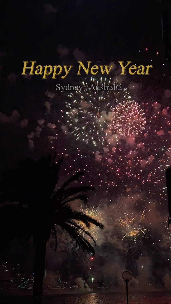 #sydney #nye2024 #happynewyear #ily #🩷 

올해 새해 맞이는 시드니에서 ! 🎇

카운트다운 후. 24년이 되자마자 하버브리지와 오페라하우스에서 사방으로 터지는 불꽃들은 눈 깜빡이는 0.1초 조차도 아까울만큼 예술 그 자체 ㅠㅠㅠ🥲

한 해를 의미있게 시작했듯이 모든 면에서 의미있는 24년을 보낼 수 있도록 항상 노력할게요. 

늦었지만 다들 새해 복 많이 받으세요. 🙇🏻‍♀️