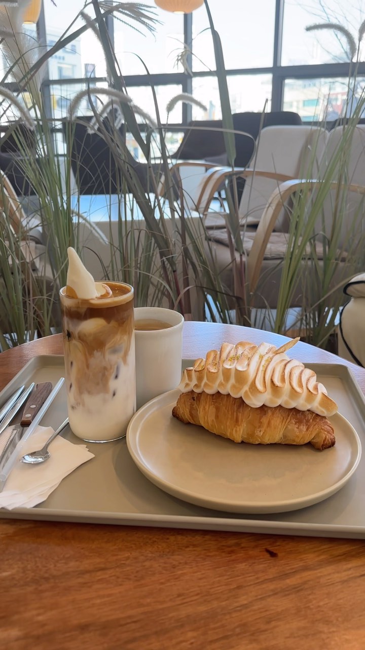 ☕️ 서면 전포동 커피와 디저트가 정말 맛있는 카페
전포역 7번출구 바로 앞이라 찾기 정말 쉽고 
우드톤 인테리어도 도심 속에서 여유로움을 주네요!
주차지원은 따로 안 되서 대중교통 이용하면 좋을 것 같아요!
아이스크림라떼에 상하목장 아이스크림을 얹어주어서
에스프레소와 함께 먹으니 꿀맛😋

☕️ 비브레이브 서면점 
 • 주소 : 부산 부산진구 전포대로 199 YB스퀘어 2층

#전포카페 #비브레이브서면 #비브레이브커피로스터즈 #서면카페#서면카페추천 #부산핫플 #서면핫플#부산카페 #부산언니#아는언니홍지#쇼호스트홍지#부산여행#cafe#coffeetime #coffeeshop