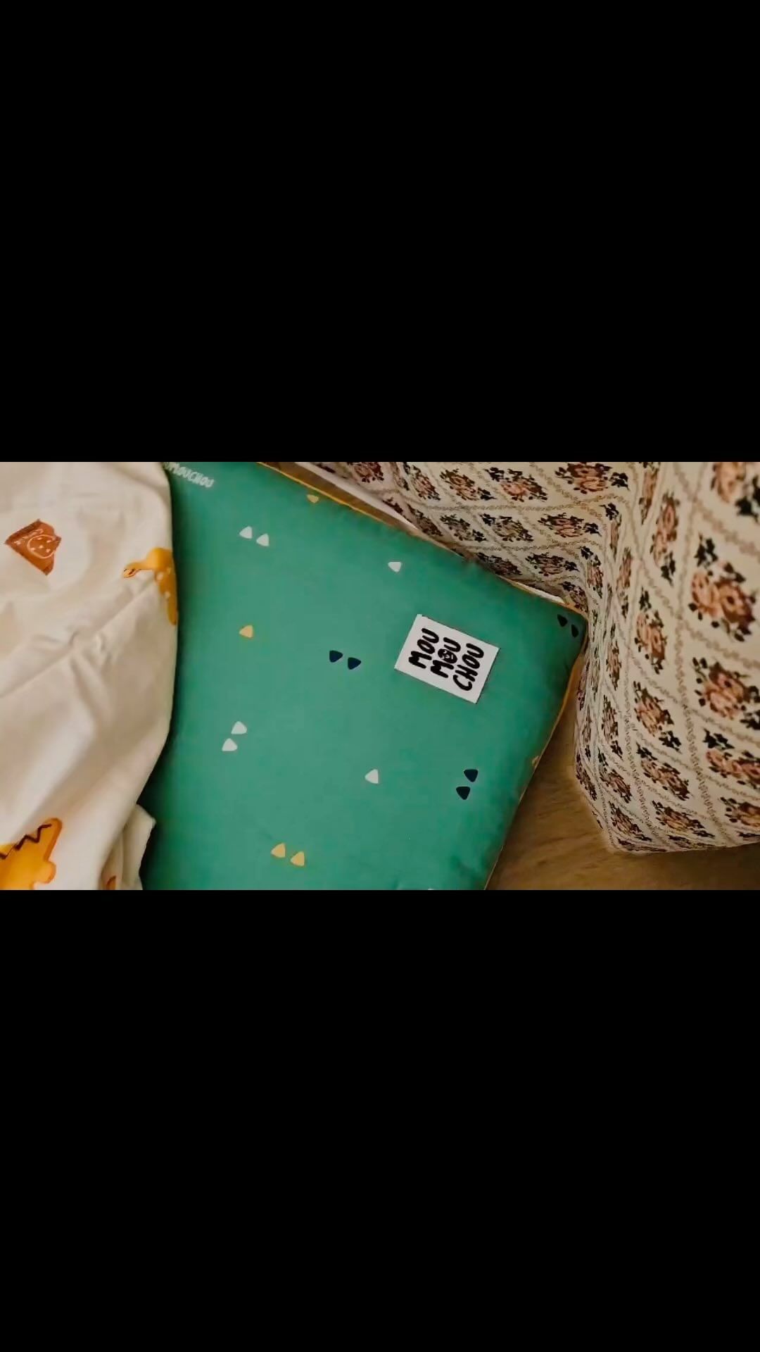 지호의 꿀잠을 지켜주는 무무슈 베이커리 모달 낮잠이불☺️

커버를 분리 할 필요 없이 자체로 세탁이 가능해서 
편하고 16온스의 누빔패드로 푹신하고 도톰해서 
등배김도 없고 엄마품처럼 포근함을 느낄 수 있을 것 같아요!

모달소재를 사용해 부드러운데다가 거기에 귀엽고
사랑스러운 디자인까지✨ 그리고 양면으로 사용가능!
패드의 안감은 100% 모달을사용하여 모달이 주는 
섬세함과 부드러움을 느낄 수 있어요.

제가 직접 만져보니 정말 부드러워서 연약한 
아이들의 피부를 보호하기에 딱이더라구요.
너무 만족스러운 낮잠이불 세트랍니다.
어린이집 낮잠이불은 무무슈ෆ

#어린이집낮잠이불 #어린이집낮잠이불추천 
#낮잠이불추천#아기낮잠이불 #아기낮잠이불세트 
#무무슈#무무슈낮잠이불#유아침구#아기블랭킷