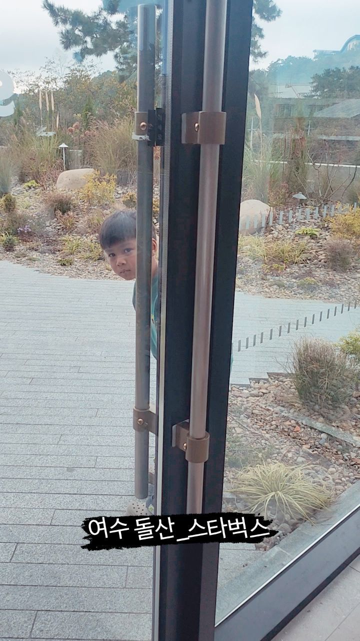 주말이라 주차부터 힘들다기에 갈까 말까 하다가..
바로 앞에서 만차 커팅 당하고 바로 옆 골목길에 주차!
사람은 많은데 생각보다 주문과 음료 일찍 나옴.
생각보다 바다는 많이 안보이고.
3층 올라가야 뷰가 괜찮은듯.
일몰맛집이라고 하던데. 일몰 이쁠듯하네.

#여수스타벅스 
#여수돌산스타벅스 
#여수카페 #여수돌산카페 #여수가볼만한곳 #여수여행 #여수일몰맛집