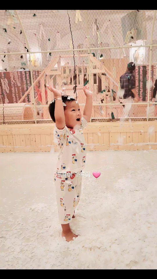 **
-
첫 밀가루체험
너어무 좋아서 또 갈 예정 😍
-

#30개월아기 #육아기록 #육아일상
#babyreels #babyboy 
#아들맘 #이영란의가루야가루야 
#밀가루놀이 #밀가루체험 
#아기랑체험활동 #아기랑갈만한곳