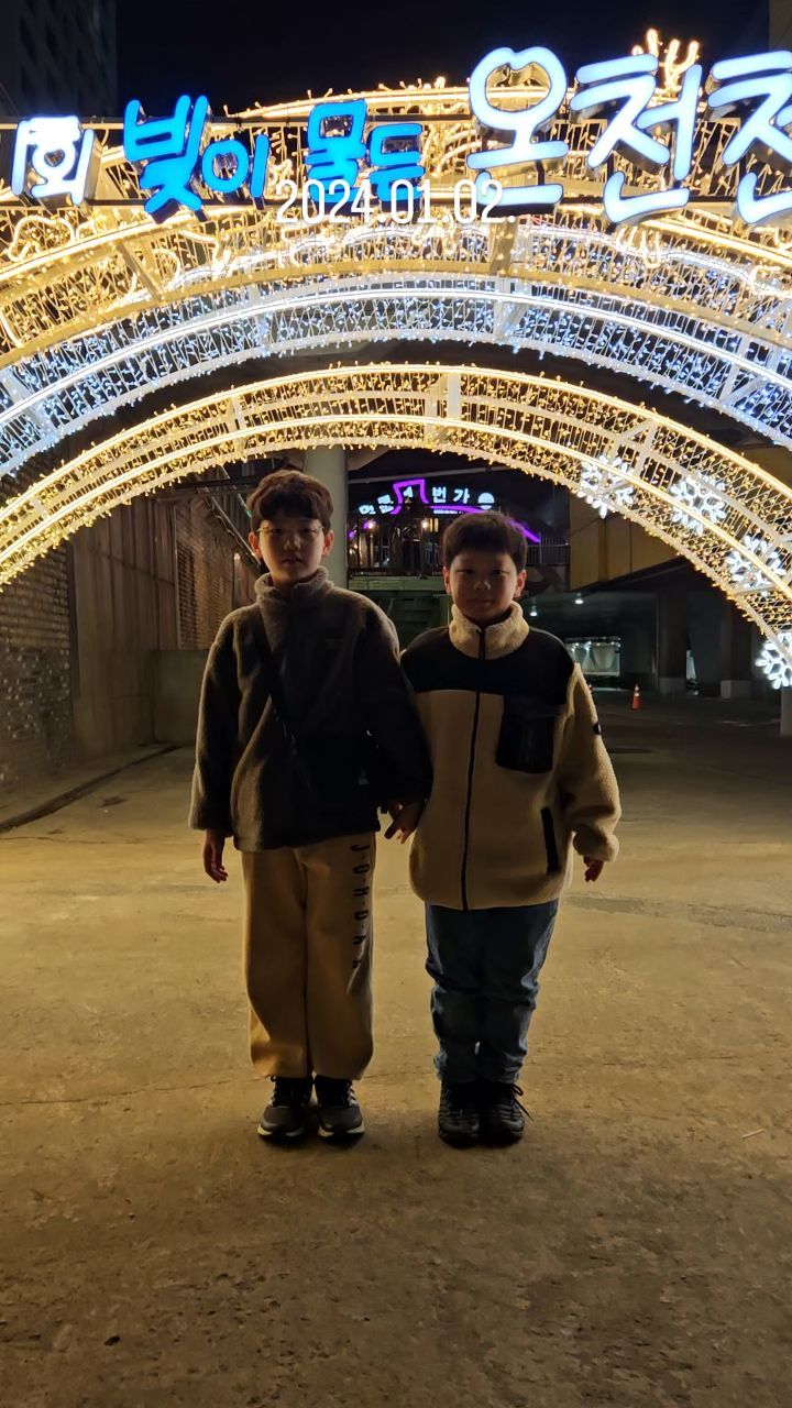 .
 2024.01.02
+4137
+3715

온천천 걷기ㅡ♡

근데 뒤늦게 배고프면,
왜 저녁을 안먹고 나왔을까 후회하게되고,
두시간 걸었던게 꽝되는데ㅋㅋ

그래도 상쾌ㅡ♡

#연년생아들맘 
#일상기록
#온천천빛축제
#집앞걷기
#2시간동안