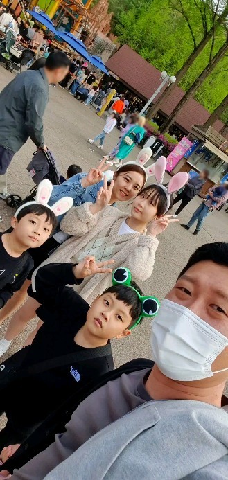 #가족나들이

백년만에 #서울랜드 놀이공원🎡 
씐나게 놀다가 밤이 되서야 컴백홈😁

콧바람 쐬니 너무 좋아하는 삼남매👧🏻🧒🏻🧒🏻

엄빠도 너무 즐거웠오ʕ•̀ᴥ•́ʔ
우리 다음에 또 가쟈🫶🏻

-

#일상기록 #가족나들이그램 #삼남매
#놀이공원 #출동 #추억스타그램 #행복그램

#주말스타그램 #워킹맘 #콧바람 #리프레쉬
#휴일 #봄나들이 #솜사탕 #동물 #머리띠필수
#사진스타그램 #최근 #여행기록 #🫶🏻