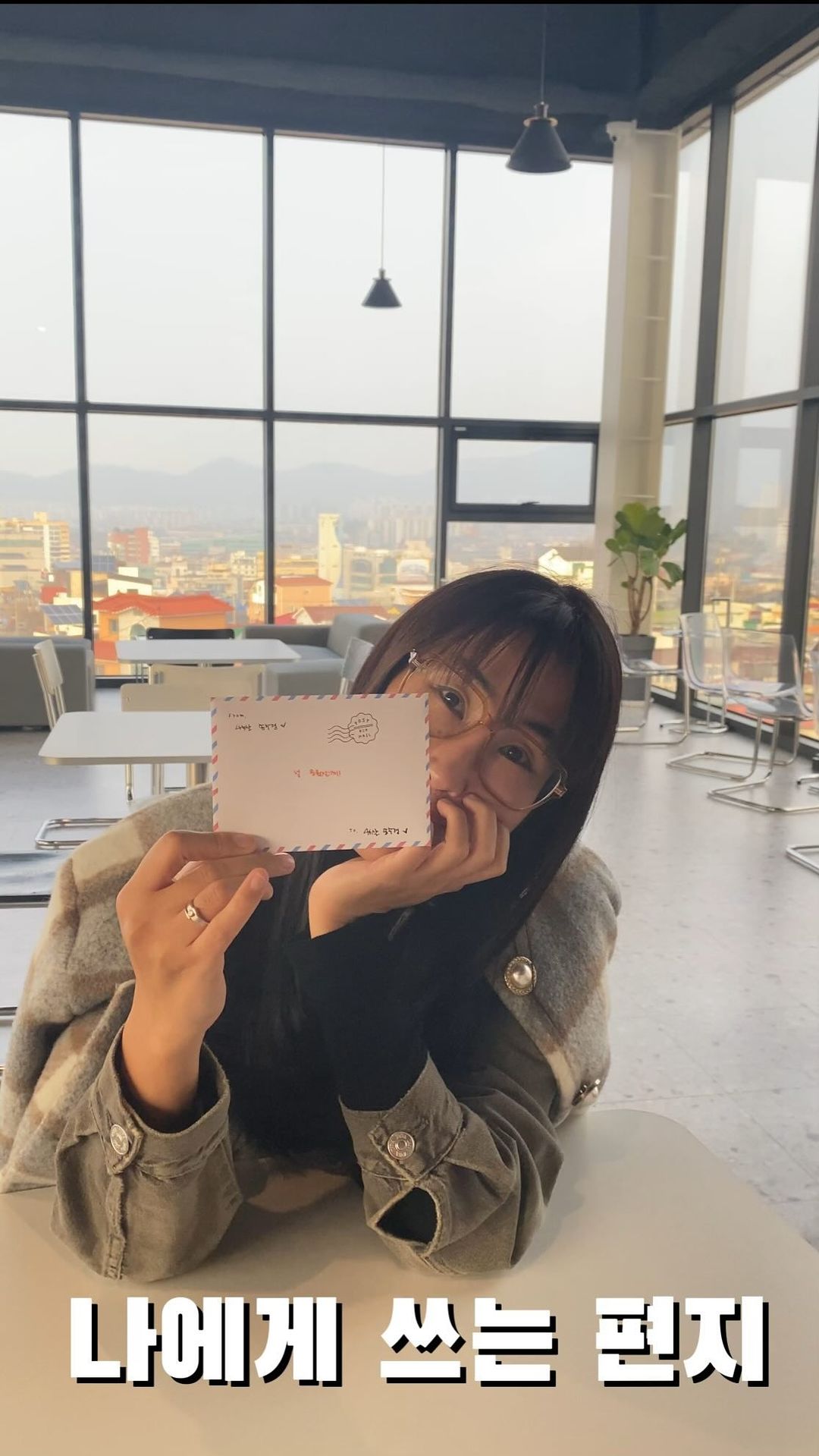 내가 좋아하는 @sunyeoya 선녀님의
‘1년뒤 내 자신에게 편지 써보기’ 피드를 보고 
나도 1년뒤 나에게 편지를 써봤다.

45살 수경이가, 46살 수경이에게!!
뭔가 기분이 몽글몽글해진다.
1년뒤 열어봤을때 어떤 기분일까?
그날을 상상하면서 
하루를, 매일을 만끽하는 나날들 만들어보자.