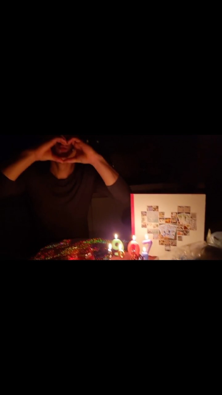 🔇오디오 주의🔇

사랑고백을 이렇게 국어책 읽듯이 해도 되나요?
AI인줄 알았습니다만…..

30대 마지막 그리고 40대의 시작….

영원한사랑 꽃말을 담고 있는 파랑장미
그리고 내가 좋아하는 투썸 티라미수까지…

수술한 여친 간병하랴….
연말 챙기랴 고생한 우리 오빠
늘 고맙고 따랑해😙
.
.
.
.
.
.
.
#2023#2024#갑진년#새해복많이받으세요#해피뉴이어#해피유희열#새해#투썸#투썸플레이스#투썸케이크#투썸티라미수케이크#투썸티라미수#데이트#유유커플#사랑해#연말#신년#신정#2023년#2024년#청룡#소통#40대#40살#일상#선팔#맞팔#커플#홈파티#기념일