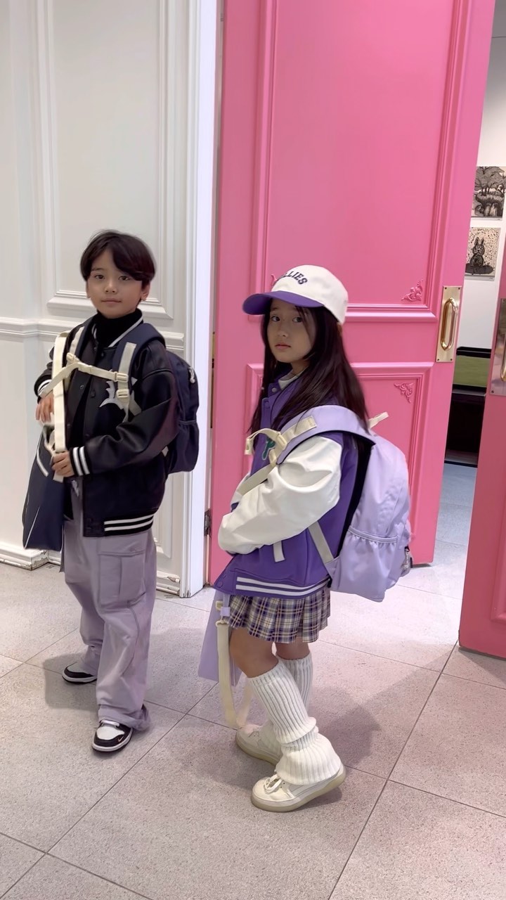 #협찬 @shoopen.kids_official 

내년에 초3이라니
쑥쑥 클수록 
수납할게 많아지는데용
슈펜키즈의 슈베어 키즈라운드 백팩이랑
슈베어 키즈 크로스 보조가방 활용도 넘 좋았어요
커플로 착용하니 넘 이쁜것
수납력이 넘 좋고
에어팟등을 넣을 수 있는 귀여운 동전 지갑까지
가격에 비해 품질이 너무 우수하잖아요👍🏻👍🏻

#슈펜 #슈펜키즈 #키즈 
#아임슈페너 #서포터즈  
#키즈서포터즈 #신학기가방 
#신학기백팩 #신학기준비 
#신학기책가방 #신학기코디 #백팩
