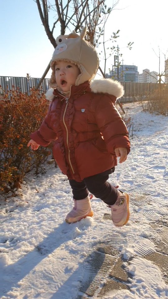 밖에 나가요!!!!!⛄️

7시기상해서 아침먹고
밖에 나가자고 신발 신는다고 난리난리!!!👟
밖에 추운데 🌬🌬🌬🌬🌬

결국 나와서 갈곳없어서
스벅 들렸는데
1시간동안 걸어다닌 듯..ㅋㅋㅋ 후우~

걸어다니는게 재미있는 여니...😍
세번이나 넘어졌당😂😂😂😂😂

여니랑 같이 놀 사람~💕