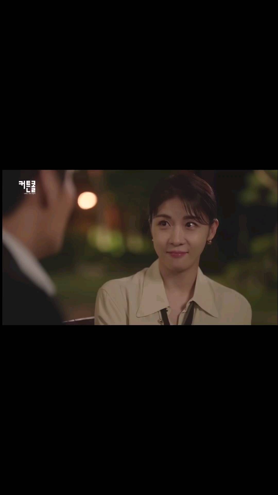 나의 2022년 마지막을 장식할 KBS2 드라마 커튼콜 ❤️
 
강하늘 & 하지원 배우님의 인연으로 오고가는 만남의 관계를 잘 보여주었다.

두 분 웃는 미소가 너무 예뻐서 보는내내 웃으면서 봤다😃

줄거리:
시한부 할머니의 소원을 이루어주기 위한 전대미문의 특명을 받은 한 남자의 지상 최대 사기극에 얽힌 사람들의 이야기

이렇게 타인을 위해서 가면을 쓰면서 기뻐해 줄 수 있는 결단과 용기를 나도 낼 수 있을까..

올해는 다사다난 하고 개인적으로 새로운 시도에 불안하고 힘든 시기였지만 내년에는 새로운 만남에서 소중함을 알아가는 시간이 되는 2023년이 되었으면 좋겠다.☺️

#커튼콜#하지원#강하늘#playlist
#나무는서서죽는다