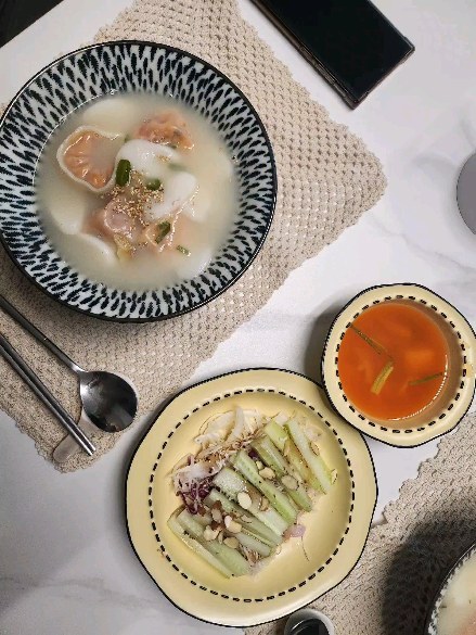 용이표 떡만두국🙃
남편이 좋아하는 떡만두국
사골육수에 황태넣고
너무 맛나 맛나

밥까지 말아서 야무지게 먹는 남편 :)

@jubu.ayeong