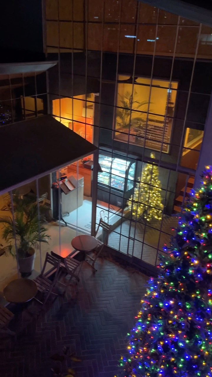 🎄올겨울 여기 안가면 후회할걸요?

대형 트리부터 미니 트리까지
눈이 닿는 곳곳에 트리가 가득해
크리스마스 분위기 제대로인 카페에요
혼자 방문하기엔 너무 아까운 낭만적인 분위기와
서울이 한눈에 보이는 루프탑까지
트리들이 사라지기 전에 가보지 않으면
후회할지도 모르는 낭만 카페에요💕

📍올덴브라운 동묘점
📍𝙬𝙝𝙚𝙧𝙚 : 서울시 종로구 종로 369-1 4층

#초코비서울 #초코비동묘

#올댄브라운 #올덴브라운 #동묘올덴브라운 #동묘카페 #동묘데이트 #동묘카페추천 #동대문카페 #신설동카페 #크리스마스카페 #서울연말데이트 #서울데이트추천 #카페스타그램 #맞팔해요 #먹스타맞팔 #seoultravel #seoulcafe  #ソウルカフェ #ソウルグルメ