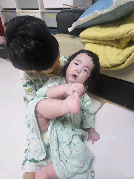 둘째 오빠의 격한 사랑 ㅋㅋㅋㅋㅋㅋㅋ

오ㅃㅏ... 한가지만해... 
괴롭히는거야
좋아해주는거야 뭐지 이오빠 

기복이 ㅋㅋㅋㅋ