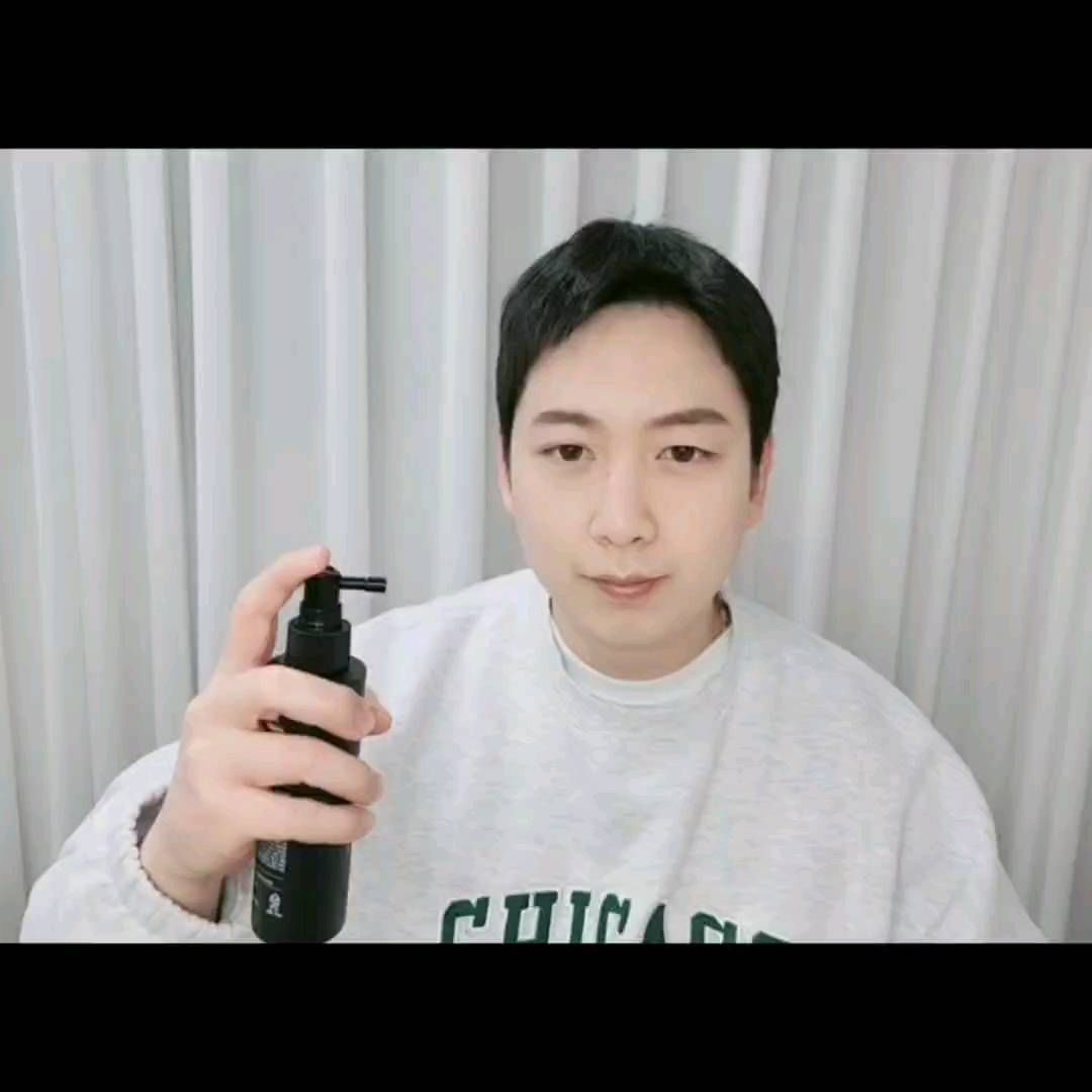 #협찬 [헤어나 케어] 토너
.
탈모 완화 앰플 줄기세포 배양액 순수 엑소좀이고 들어보셨나요?
엑소좀은 우리 몸속 세포들이 정보 전달을 위해 분비하는 세포간의 신호 전달자라고 합니다 이런 성분이 들어가 있는 헤어나 케어 
탈모완화 제품이라고 해서 다 좋은건 아니죠?
진짜 효과가 있어야지 좋지않나요?
엑소좀 앰플과 함께 하는 헤어나 케어 라인업은 대박이였습니다👍
.
제가 사용해봤던 헤어나 케어 토너는 분사형으로 되어있었습니다
주로 가려움증이나 각질케어에 집중된 상품이였습니다 
👉사용후기
젖은 머리를 반쯤 말린 상태에서 사용했고 향도 좋았습니다 그리고 뿌리자마자 뭔가 엄청 시원해서 좋았고 또 한손에 잡히는 크기라 휴대용으로 탁월한 제품이였던것같아요
.
.
.
.
#협찬 #헤어나케어 #샴푸 #트리트먼트 #토너 #토닉 #엑소좀앰플