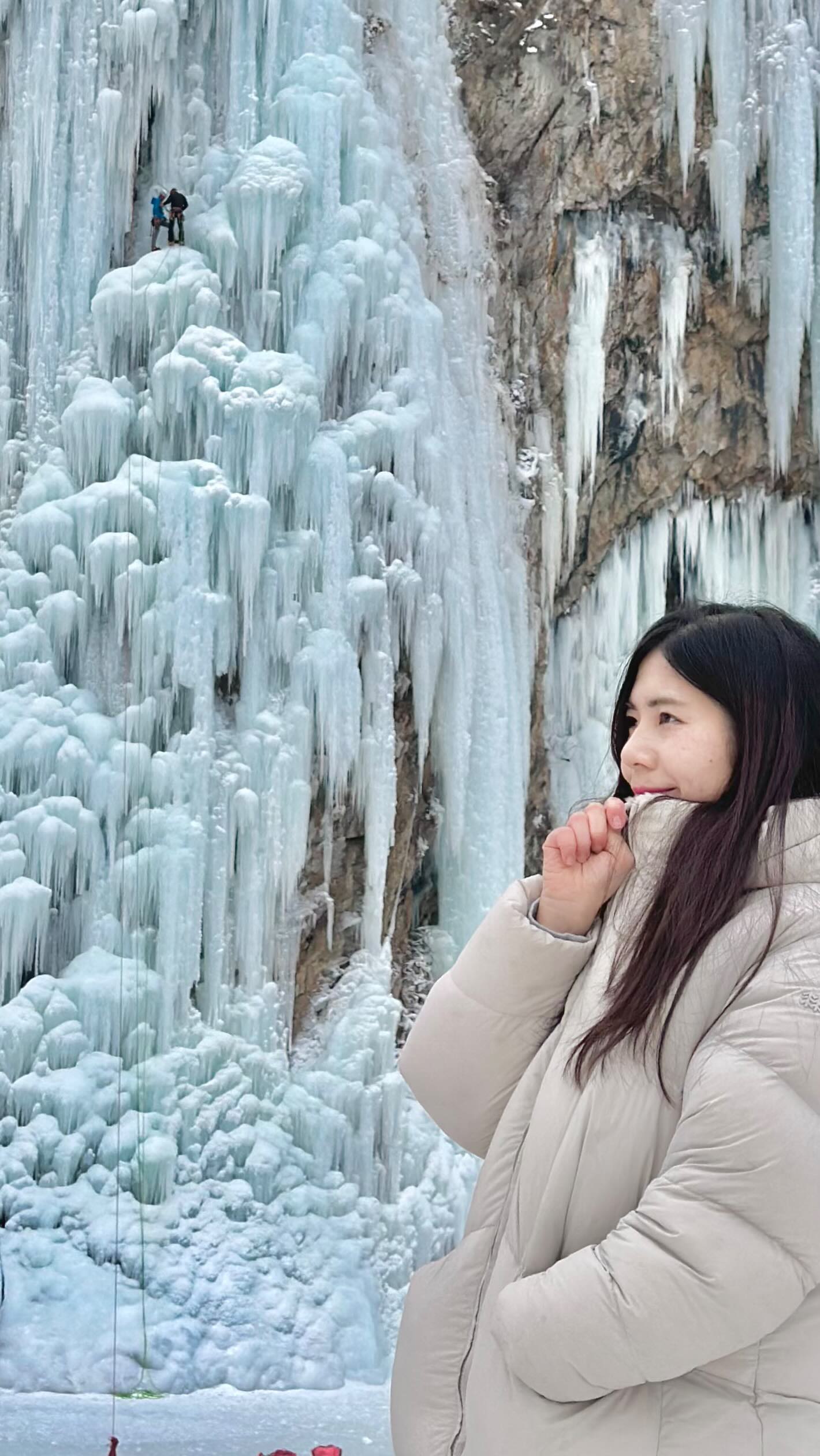 📍원주 스톤크릭 
커피한잔 마시며 보이는 거대빙벽뷰라니 ❄️ 
썰매타며 빙벽등반 구경하며 겨울분위기 만끽할 수 있던 
작년 12월 31일 마지막날의 추억 🧊❄️🩵