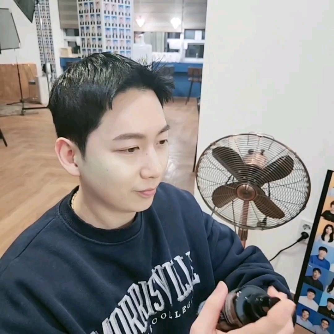 #협찬 [스웨거]헤어픽서&스프레이컬크림
.
👉스타일과 모발보호를 한번에!
저는 개인적으로 매일매일 머리를 하는편입니다
그리고 꼭 픽서와 왁스를 사용을 하는데 왁스 같은경우 제형자체가 너무 꾸덕 거리거나 백태감이 남는걸 싫어해서 은근 왁스는 까다롭게 고르는편입니다 그런데 이번에 협찬받은 컬크림은 스타일링도 되면서 🌱트리트먼트 바르는 느낌이였습니다 요즘 바르는 트리트먼트 많잖아요 꼭 그런것같아요 ✔️촉촉하면서도 향도 좋았습니다 또 무엇보다 맘에 들었던건 픽서!! 진짜 끈적임이 1도 없었고 ✔️고정력 대박!! 습한날에도 스타일이 전혀 뭉개짐없이 아침부터 밤까지 지속되었습니다👏 스타일은 내고 싶고 모발은 촉촉하게 유지하고 싶으신분들께 적극추천합니다👍
.
.
.
.
#협찬 #스웨거 #스웨거헤어픽서 #스웨거스프레이 #스웨거컬크림 #올리브영헤어픽서 #올리브영컬크림 #남자헤어스타일 #남자머리추천
