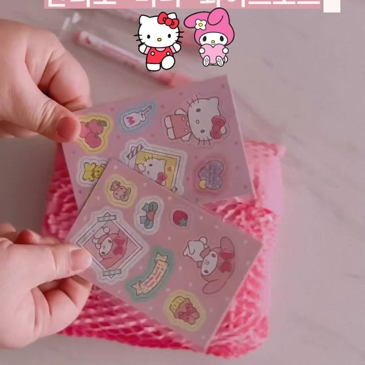 스트레스 날려주는 핑크템🩷
전 소품들 정말 좋아하는데 이번에 데려온!
귀요미는 바로 산리오 핑크 핑크한 소품들,
@wawa_bebe_ 에서 겟한 #화이트보드 
랍니다 넘 귀염뽀짝하지 않나요? 귀여워💕

크리스마스 선물로도 조카선물로도 좋고요
#키덜트족 에게는 필수ㅋ ㅋ ㅋ 취향저격:)
이렇게 귀여워도 되는거죠 두 개 샀는데🩷
하나는 소장용, 하나는 밤쭈랑 낙서할 때나
라방할 때 하려고 쓰고 있답니다 넘 귀여워

작아도 칠판 느낌 제대로이고 전용 자석에,
지우개 달린 보드마카도 있어서 디테일도!
이렇게 귀여운 건 나만 알기 아쉬우니깐🩷
올려봅니다 크리스마스 연휴 잘 보내세요!

전 귀여운 아이들 데리고 소개해드릴게요!
.
.
#키덜트 #핑크쟁이 #산리오 #마이멜로디 
#헬로키티 #미니화이트보드 #와와베베