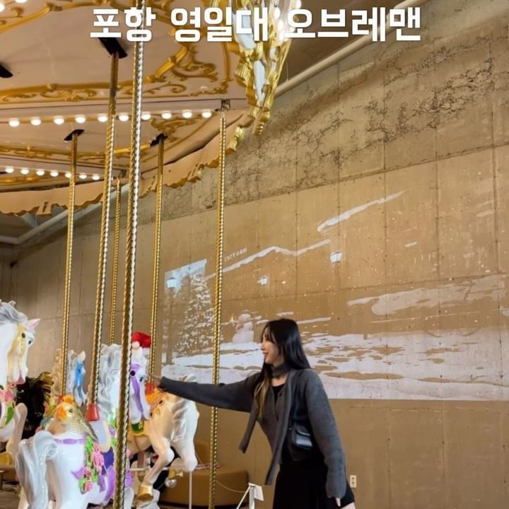 오브레맨🤍

카페 안에 회전목마가 있다고요?!
저도 이번에 처음 알고 가게 된 포항 회전목마 카페예요.
규모가 엄청 크고 빵 종류도 엄청 다양한 대형 베이커리 카페였어요!!
2층 3층까지 올라가 봤는데 오션뷰가 정말 끝내주더라구요!!
노을 질 때 더 멋질 것 같았는데 저희는 오후에만 잠깐있다가와서 너무 아쉬웠답니다. ㅎㅎ
여유 있을 때 재방문하여 오션뷰 충분히 즐기다 오고 싶더라구요. 

회전목마는 1층에 있었고 제34회 골든디스크어워즈에서 BTS, 트와이스, 세븐틴 포퍼먼스 무대를 함께한 회전목마라고 소개되어 있었어요.

📍 NO키즈존 / NO펫존
📍경북 포항시 북구 해안로 191-1 오브레멘
📍매장 주차장은 따로 없고 오브레멘 부근 두무치 공영주차장(무료)을 이용해주세요.

#오브레맨 #포항오브레맨 #카페 #카페투어#영일교카페
#포항영일대카페 #포항카페 # 포항카페추천 #핫플 #회전목마카페 #포항회전목마 #회전목마 #포항대형카페