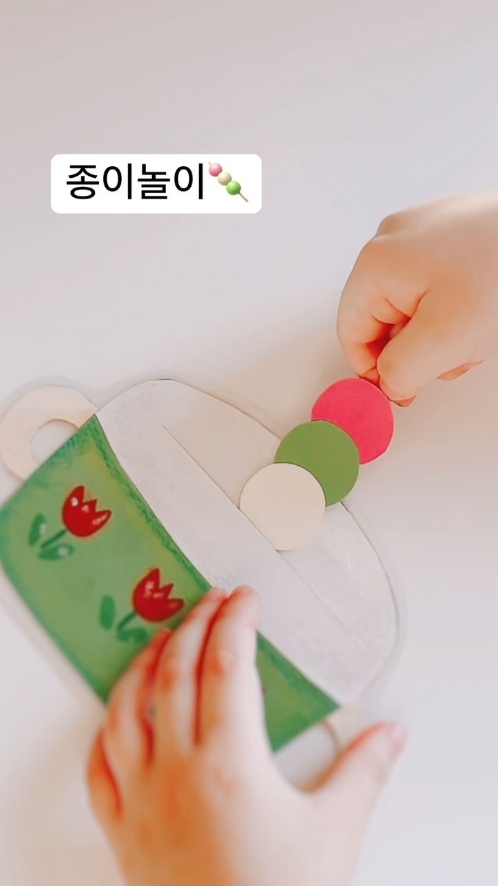 #오리고붙이고 

저 닮았는지 하루종일 
오리고 붙이고 부산스러운
딸램이에요🙈

냄비 만들어야 한대서
둘이 머리 맞대고 저는 아바타
했어요🤣

사부작거리니 하루가 금방가는
좋은 효과가🙈

#내일은뭐만들건데🙄 #귀틀막 #6세딸 #엄마랑만들기