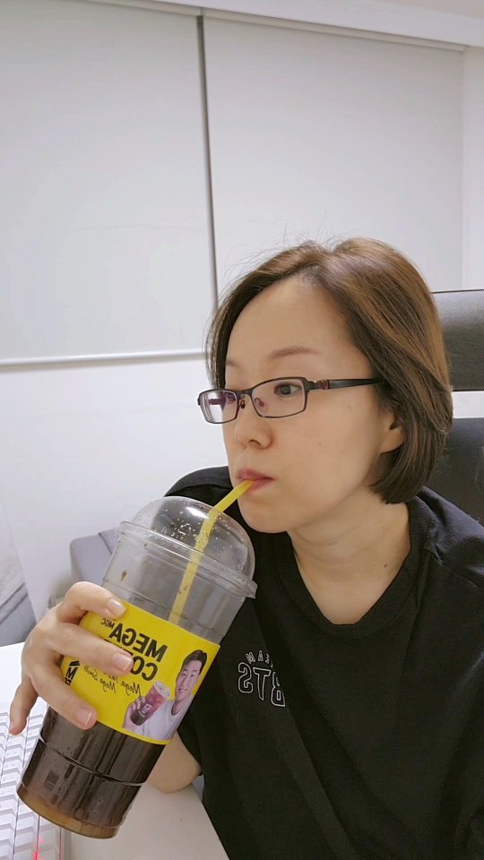 눈뜬지 30시간, 메가리카노 3잔째 드링킹. 매우 은은하게 미쳐가는중. 3일후 나는 자유부인 🗽