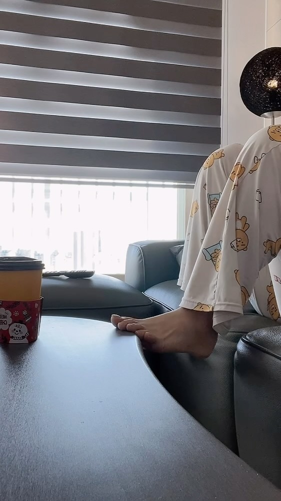 눈이 펑펑 오는 그런날은 
차 한잔하고 책 한장 읽고
그렇게 느긋한 아침을
보내게 되네요 

오늘도 나만의 아침을 보내셨나요?

#morningmotivation #mindfulness #mood