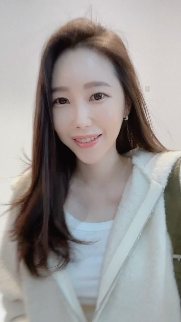 요거슨 우리끼리만 비밀리에 하기로 했던
그 고오급-니트바지에요
😏
📍캐시미어20 라쿤80 📍
아크릴 원단과는 솔직히 땟갈이 많이 다르답니다.
앞부분 이중 턱에
와이드한 스타일로
어떤 상의와도 사실 하나로 이어지는
서타일이에요.
그저 매년 개인적으로 지인들과 사입던
니트집의 바지인데
오늘 일단 라이브에서 보여드려볼께요.
보시고 오키!하심
우리끼리 후루루 말아서
스페셜프라이스로 노마진쇼 갑니당🔥
바지는 노마진으로 쏘니,
상의 코디한것들 좀 많이 사주세요
🙏🏻🥹
❤️이따 저녁 7시 30분!❤️
네이버 라이브에서 뵈용
#수아르