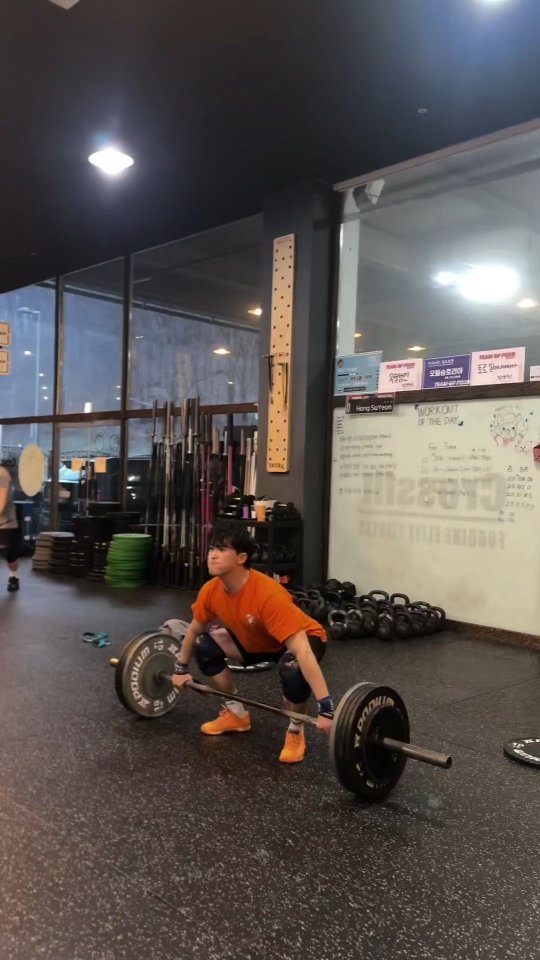 -
재현이랑 역도 잼 ! 🏋‍♂️
토요일, 잠이 덜 깬 까치집 채로 왔더니 
몸이 안풀려서 자세가 엉망이지만 ! 
즐거웠으니 👊 굳 !

#크로스핏 #crossfit #역도
