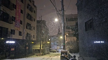 24. 01. 06. 눈오네

#일상 #사진 #풍경 #감성 #느낌 #눈내리는풍경 #우리동네 #상도동 #눈내리는날 #영상촬영 #winter #snowday #healing #travel #daily #aday #photography #사진찍는여자🙎‍♀️ #seoullife #photolife #대한민국구석구석 #사진계정환영 #첫주말 #weekend #cityview 

@soyun_photographer