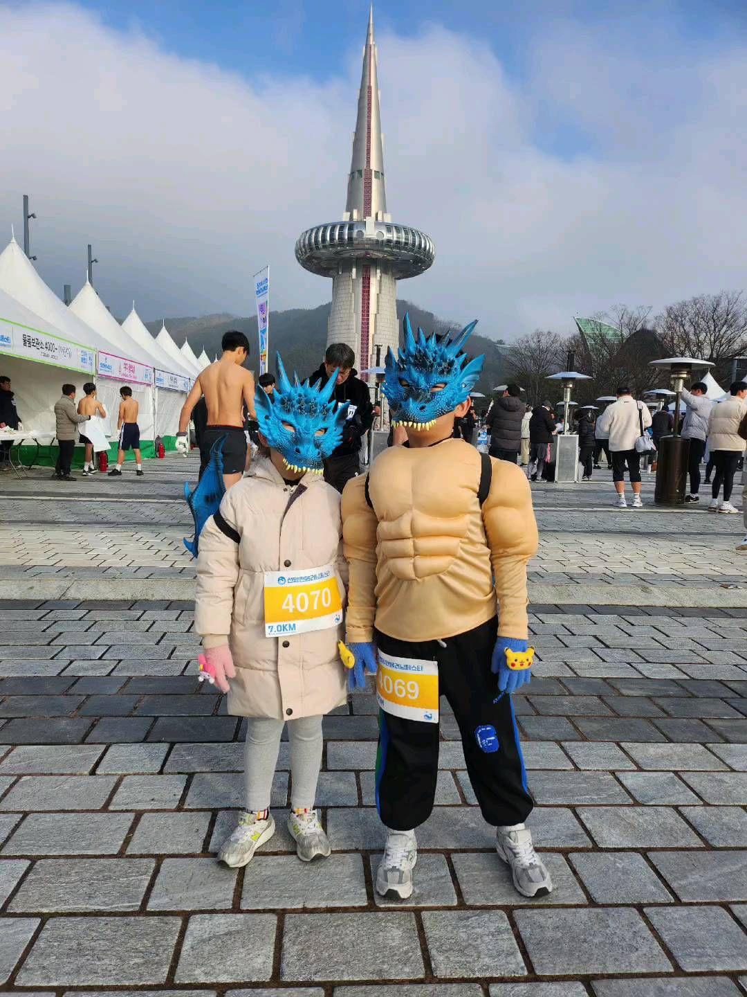 -
.
20240101
.
2024맨몸마라톤 🏃‍♀️ 🏃‍♀️ 🏃‍♂️ 🏃‍♂️ 🏃‍♀️ 🏃‍♂️ 
7km끝까지 완주한
라남매 정말 대단해 👍 
포토제닉상은 우리가 접수한다 👍 
.
.
#1월1일11시11분11초
#선양고래를찾아라 #선양맨몸러닝페스타 #선양고래인증샷 #선양소주 #2024맨몸마라톤