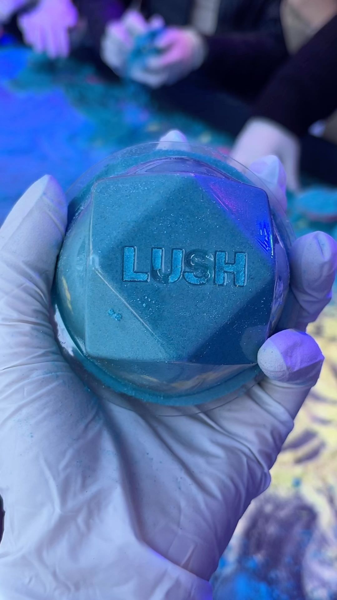 내가 만드는 LUSH 배쓰밤🔮
성수동에서 진행 중인 '선물장'에서 무료로 참여할 수 있어요.

배쓰밤 만들기는 인원은 타임당 10명이고
매 시간 50분부터 번호표를 지급합니다𖤐
회차 시간 참고해서 꼭 만들어 보세요!
12:30 ~ 12:50	1회차 (10명)
13:00 - 13:20	2회차 (10명)
13:30 ~ 13:50	3회차 (10명)
14:00 ~ 14:20	4회차 (10명)
14:30 ~ 14:50	5회차 (10명)
14:50 ~ 15:50	© Break Time ®
16:00 ~ 16:20	6회차 (10명)
16:30 ~ 16:50	7회차 (10명)
17:00 ~ 17:20	8회차 (10명)
17:30 ~ 17:50	9회차 (10명)
18:00 ~ 18:20	10회차 (10명)
18:30 - 18:50	11회차 (10명)
19:00 - 19:20  주말 12회차 (10명)
19:30 ~ 19:50	주말 12회차 (10명)

•서울시 성동구 연무장길 73, XYZ 서울
• 2023년 12월 22일 ~ 12월 31일
*현장에서 만든 배쓰밤은 2024년 2월 러쉬 성수점 오픈 시 방문 수령 가능합니다.
#러쉬 #배쓰밤만들기 #배쓰밤 #성수팝업 #선물장 #성수선물장