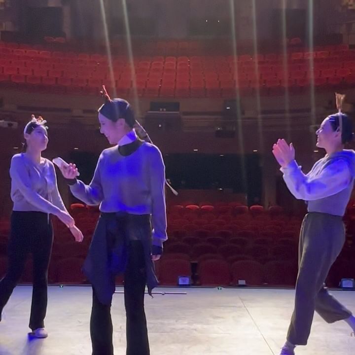 화이트 크리스마스아니고, 활어 크리스마스 ☃️⋆｡˚ 

분장콜때 감독님이 무대사용 허락해주심ㅠㅠㅠㅠ💓
(직접 찍어주신거 비밀,,