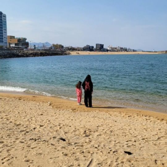 바다야 안녕¯\(ツ)/¯ 
하하자매👩🏻‍❤️‍👩🏻가 왔다=͟͟͞͞➳❥

바다가 좋은 하하자매👩🏻‍❤️‍👩🏻
점심먹고, 식당🍴 앞에 바다보고
자연스럽게~ 왔다죠~🤣🤣🤣

모래사장을 중심으로
양쪽에 바다가 있어서 가고 싶은 쪽으로😆😆

모래도 너무너무 곱고 부드럽고 좋았지만,
ㅋ⫬ㅋ⫬ 신발 속으로 너무 잘 들어가는 단점이🙈🙈

바다의 파도🌊가 너무 잔잔해 
바닷속에 들어가려는 그녀들을 말리느라😅😅
애먹었어요😅😅

조개껍데기, 작은 소라 껍데기, 특이한 작은 돌멩이,
걸음걸음마다 주워보며 각자의 소소한 즐거움을
누려보고, 물수제비뜨며 깔깔깔~🤣🤣🤣

그저 즐거운 하하자매 덕분에 
웃게 되는 나들이였어요.

#지난토요일
#동해바다에서
#봉포머구리앞
#봉포해변🌊 
#가족나들이👨‍👩‍👧‍👧 
#힐링되는하루 
#밖이좋다 
#중딩엄마 
#초딩딸맘