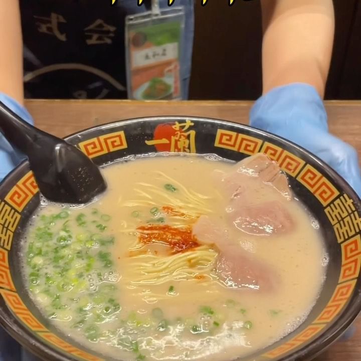 드디어 일본 현지 라멘 먹어봄🍜

이치란라멘!!

한국인 사이에서 유명한 이치란라멘 드디어 후쿠오카가서 먹어보고 왔음

운 좋게도 웨이팅 없이 들어갔는데 보통 식사시간에 가면 1~2시간 기본 웨이팅 한다고 하는데 아주 행운아였음

일본답게 개별 식탁이 칸막이로 나눠져있어서 현지에 온 느낌을 제대로 받을 수 있었음 심지어 직원분이 바로 앞의 커튼을 열고 라멘을 가져다 주시는데 감성 미쳤음

면 삶기 정도, 맵기, 국물 짜기 등 기호에 맞게 먹을 수 있어서 일본라멘을 처음 접한 사람들도 거부감 없이 흡입 가능

한국에서 먹는 일본라멘과는 차원이 다르니 한번쯤은 꼭 가보시길! 

📍영업시간: 매일 오전 10:00-오전 7:00
📍위치: 2 Chome-1 57 Daimyo, Chuo Ward, Fukuoka, 810-0041 Japan
📍전화번호: 81 92-713-6631

#이치란라멘 #이치란 #이치란라멘본점 #이치란라멘🍜 #이치란라면 #이치란본점 #이치란라멘본점🍜 #이치란봉지라멘 #후쿠오카맛집 #후쿠오카여행 #후쿠오카 #후쿠오카카페 #후쿠오카먹방 #후쿠오카라멘 #후쿠오카라면 #후쿠오카이치란라멘 #후쿠오카이치란라멘본점 #후쿠오카이치란 

#한주디할래 #한주디할래_후쿠오카