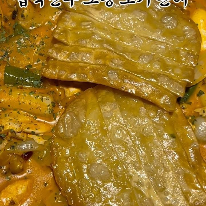 #협찬 로제+마라 = 맛도리+맛도리 = 사랑

마라 4종 세트가 출시되서 마라에 환장한 나는 방문 안할 수 가 없었음
마라, 마라로제, 짜장마라, 신마라 4종이 나왔고 로제도 환장하기 때문에 마라로제를 픽함
마라는 입문 맛도 있어서 낯선 사람들도 먹어볼 수 있음!

결과는? 젓가락 대환장 파뤼
젓가락을 놓을 수 없었음. 감칠맛 나는 마라에 달콤한 로제가 섞이니 풍미가 미쳤고 그냥 무한 흡입 가능함

당면, 양파, 보들보들한데 부드러운 닭고기, 추가로 주문한 주먹밥에 상큼한 애플망고 에이드까지 완벽한 조합이었음

참고로 지금 이벤트 (10/16-12/15) 진행중인데 일미리 마라찜닭 먹고 아이폰 15pro, lg스탠바이미, 신세계 상품권 받을 수 있음! 안하면 손해지. 심지어 배민은 할인도 해서 착한 가격에 먹을 수 있음

📍공식홈페이지: www.goldjjimdak.com 
📍인스타:  @ilmiri_official 

일미리금계찜닭 #금계찜닭 #일미리찜닭 #찜닭 #마라로제찜닭 #로제마라찜닭 #마라찜닭 #로제찜닭 #마라닭찜 #로제닭찜 #찜닭맛집 #닭찜 #닭요리 #일미리금계찜닭동래명륜점 #동래찜닭 #동래맛집 #동래찜닭맛집

#한주디할래_동래