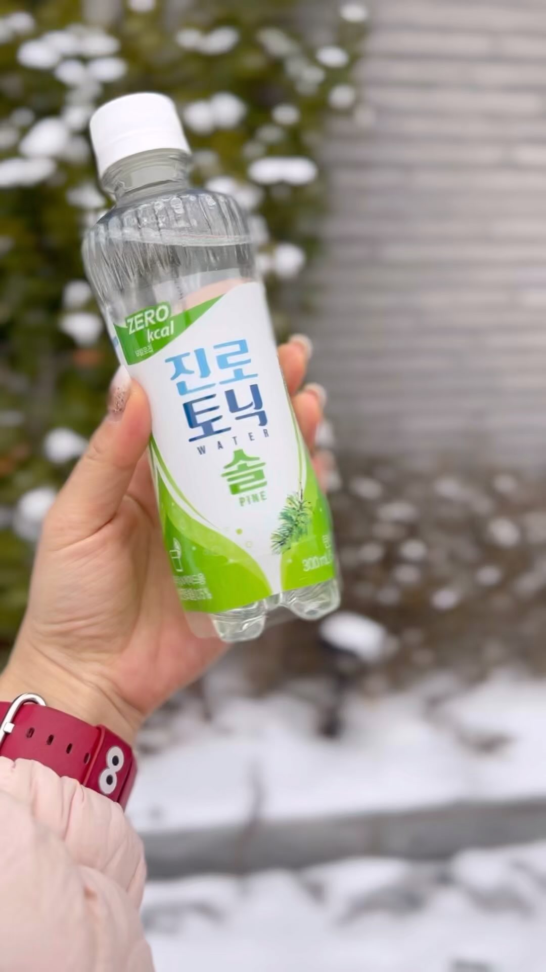 #협찬 #진로토닉워터

솔의눈이 호불호 음료라고 하잖아요 ㅋㅋ
매니아들은 진짜 너무나 좋아하는 최애 음료다던데
저는 솔의눈도 좋고 홍차맛 나는 그 음료도
내돈내산 잘 사먹어요 ㅋㅋㅋ

SNS에서 핫했던 소주 + 솔의눈 레시피
아시죠? 이 레시피가 찐으로 나왔어요 
진로토닉워터 솔 :) 
너무 궁금하지 모에요? 웜마 향이 얼마나 좋겠어요

하이볼, 소토닉, 에이드 등
다양하게 제조 가능해요
그냥 먹어도 깔끔 시원 맛있답니다!!

제로 칼로리로 부담 없이 마실 수 있으니
더더 좋아요 

@hitejinrobeverage

#토닉워터 #토닉워터추천 #진로토닉워터솔 #토닉워터신상 #하이볼 #하이볼레시피 #소토닉

식품등의 표시기준에 의거,100mL당 4kcal 미만 시 무칼로리