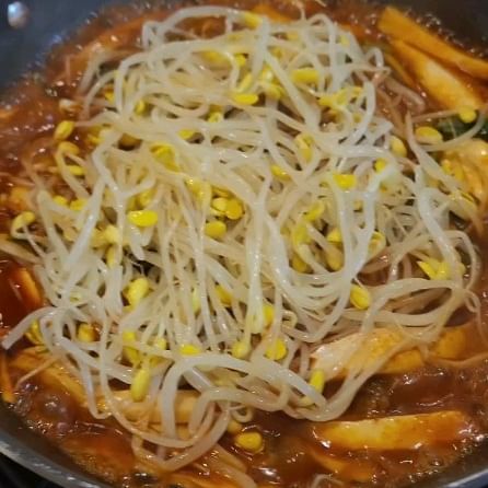 #블로그협찬 매운 등갈비찜은 백석 지미당🔥

백석역 6번 출구 근처 푸짐한 등갈비찜을 파는 지미당!

난 사실 등갈비는 먹을거 없다고ㅋㅋㅋ 생각하는 사람 중 한명인데 
여기는 그래도 등갈비도 실하고 콩나물이나 버섯 등 푸짐하게 들어가 있더라!

2인에 메밀전도 기본으로 나오는데 요게 또 별미여~🤤

곤드레밥도 가면 무조건 시켜라!
향긋한 곤드레 푸짐하게 들어가 있고 여기에 빨간 국물 싹 비벼먹으면 매콤하니 둔둔하게 한끼 해결!

영업시간
화~일 11:30 - 21:40
브레이크 타임 15:00 - 17:00

매주 월요일 휴무

*블로그 협찬이라 인스타 리뷰 의무는 없지만 방문해보고 만족스러워 공유합니다😊