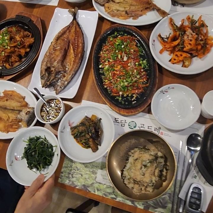 #추석 가족과 함께 #행주산성 에 위치한 #행주산성맛집 인 #도담곤드레한정식행주산성점 에서 맛있게 점심을 즐김!!! 
한정식은 언제나 옳다!!! 
.
.
.
.
.
.
.
.
.
.
.#도담곤드레한정식 #메리추석
