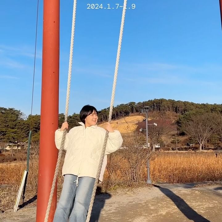 2박 3일 부여여행을 다녀왔어요! 짧은 영상들을 모아 릴스로 남겨보았습니다. 부여여행 계획하신 분들에게 도움이 되실까 싶어 아래 다녀온 곳들 간략한 후기 남길게요!

숙소 : 부여 롯데리조트 
클린동에 묵었는데 방은 넓고 쾌적했어요. 구석구석까지 깨끗한 느낌은 아니지만 룸컨디션은 좋았던 편! 지하에 편의점, 오락실, 식당들도 있고 근처에 부여 백제단지나 아울렛 이용하기 용이해요.

장원막국수 : 편육, 막국수 맛있게 먹었어요! 회전율 빨라서 많이 기다리지 않아서 좋아요. 점심으로 딱 좋음

구드레나루터, 고란사, 낙화암 : 수륙양용버스가 1시간 코스라고해서 봄이가 설명 듣고 타긴 지루할 것 같아서 선택했는데 좋았어요. 20분 텀으로 배가 오고 배타고 고란사, 낙화암 쭉 둘러보고 왕복으로 오는 데 1시간 코스로 짜기 좋아요.

만다린 : 옛날 탕수육 먹고 싶어서 갔는데 완전 노맛… 자장면, 짬뽕도… 더이상 설명 불가. 가지마세요😅 

시골통닭 : 포장해와서 먹어도 바삭한편. 튀김옷 맛있고 겉바속촉. 계속 생각나요! 안 먹었으면 후회할뻔. 매장에서 먹으면 더 맛있을 듯!

부여박물관 : 금동대향로 보러 갔는데 실제로 보니 더 신기하고 대단해보였어요! 하지만 미취학 아동과 박물관은 무리라는 걸 다시한번 깨달았어요🤣 박물관은 초딩부터 가는걸로

롯데리조트 아쿠아가든 : 6세 이하까지 가기 딱 좋아요. 굉장히 작은 편이라 6살 이하 어린 아가들이 가기 좋아요. 아동 대여 가능한 튜브가 커서 불편하니 아동용 튜브는 꼭 챙겨가세요! 

합송리 994 : 친절한 사장님 부부, 아늑한 한옥 카페에요. 내부에 코타츠가 다 있어서 진짜 너무 따뜻해서 잠들고 싶었어요 ㅋㅋ 음료도 맛있는 편이었어요!

궁남지 : 부여여행에서 가장 기억에 남는 곳. 공원이나 연못 같기도 한데 그냥 너무 좋았어요! 연꽃이 가득 핀 계절에 오면 너무 멋질 것 같아요. 겨울이었지만 우리 가족은 너무 좋았어요!
솔내음 : 가성비 괜찮은 떡갈비 한정식. 엄청 맛있는 건 아니지만 가볍게 한끼 하긴 괜찮아요! 떡갈비는 돼지고기가 더 부드럽고 맛있어요!

봉보야쥬 : 롯데리조트 지하에 있어서 한잔하고 가기 숙소로 가기 좋아요. 가격대는 좀 있는데 안주는 맛있어요. 느타리강정, 피쉬앱칩스 맛있었어요. 가격대비 생맥주가 맛이 없어서 아쉬웠어요!

왕곰탕 : 집으로 가기 전 아점으로 먹었는데 안 먹고 왔으면 서운했을 뻔! 고소하고 진한 국물맛, 시금치 겉절이를 넣어먹는 곰탕 맛 잊혀지지 않아요.

2박 3일 정말 잘 먹고 온 여행입니다. 겨울이라 추위를 걱정했는데 생각보다 견딜만해서 기억에 남네요! 부여여행 계획 중이신 분들 제 후기가 도움이 되셨길 바라요❤️

#부여여행 #부여롯데리조트 #부여맛집 #부여가볼만한곳 #부여궁남지 #부여핫플