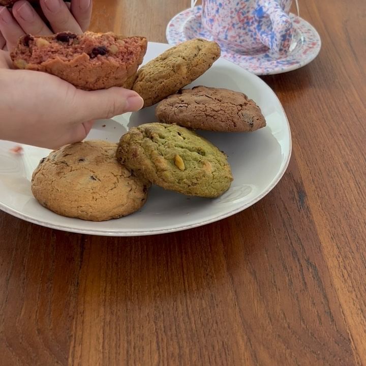 쿠키와 커피로 여유로운 가을내음 느끼기
☕️ASMR🍪

9/12 오후 1시‼️ 무려 두시간동안 
네이버쇼핑라이브에서 특별한 가격으로 

두께감 실화?! 견과류와 초코가 듬뿍듬뿍
📌이삼옥 쿠키 6종 세트

풍부한 향과 최고등급 원두로 맛보실 수 있는 
📌위트러스트 스페셜티!! 드립백 18팩 세트

만나보실 수 있어요💕

판매왕2030🔥결승전🔥과 함께하는 본 라이브방송 혜택가격은
12일(화요일) 00시부터 24시까지 열려있습니다🙈

릴스속 제품들 판매왕 결승전 라인업인데요❤️
한번 맛보니 제가 판매할 수 있어서 영광스럽기까지한!!
너무나도 감덩적인맛😭😭

게다가 쿠키세트는 한정수량으로 판매한다고 하니 
미리미리 알림해놓으셨다가 놓치시는 분 없기를🫰🫰

이번 구매인증 이벤트는 무려 8분 추첨합니다!!

라이브 방송, 구매 링크⬇️
https://view.shoppinglive.naver.com/lives/1102309

#판매왕2030 #네이버쇼핑라이브 #네쇼라