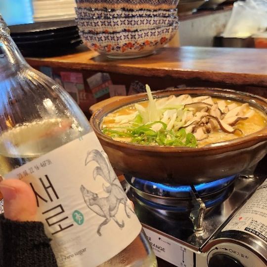 오랜만에 방문한 연남동 술집 카쿠시타
여기는 모츠나베보단 크림우동이 메인급ㅋㅋ
평소 크림보단 토마토파라 별로 안좋아하는데,
여기 크림우동 너무 맛잇다ㅠㅠ
야무지게 술도 술술 먹고 와따🥂

#홍대 #연남 #연남동맛집 #카쿠시타 #또간집 #연남동술집 #홍대술집 #크림우동 #모츠나베 #맛집추천 #
