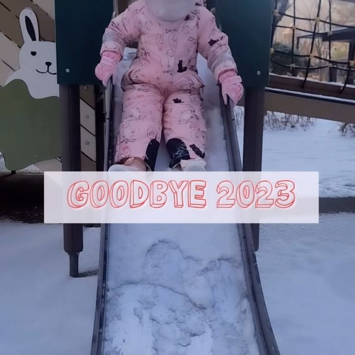 눈이 내려 눈사람도 만들고 눈썰매도 타고
아이들과 신나는 2023년 마무리!

상상도 못한 이슈로 유난히 힘들었던 여름이 지나가고,
정신차려보니 가을이 불쑥 찾아와 있었고,
아이들과 좀 놀아주려고 하니, 어느덧 겨울ㅋㅋㅋ

끝날것 같지 않았던 이슈도 지혜롭게 해결했으니,
2024년엔 무적파워로 더 멋지게 살아볼게요❤️

#육아맘 #남매스타그램 #2023년 #잘가 #2024년 #육아소통 #눈오는날 #남매맘