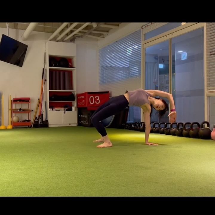 #animalflow 
혼자서 온 동네방네 절하며 인사다녔…  ㅋ 🤣
집중안되는날 돌고돌고 또 도니 헷갈리고 죽겠는데 
자세좋기로 유명한 @honeypapa___ 선생님은 
#안되면될때까지 #집념의수업 
끝까지 봐주셔서 
감사합니다 
아쉽다면 도는데 바빠서 팔좀 죽쭉 뻗지못한것과.. 
돌때 각도가 안맞아 온동네방네 다 돌아다닌 넓디너른 동선.. 
차차 또 좋아지겠죠? 🤭 제발..?? ㅎㅎ

#beginner #sundayclass #맨몸운동 #movement #calisthenics #animalflow #movebetter  #flow #animalflowworkout #animalflowtraining #애니멀플로우 #애니멀플로우클래스 #관절 #움직임 #weekend #weekendworkout