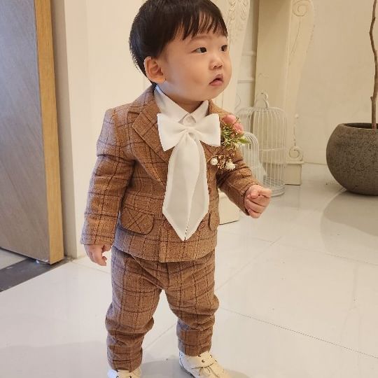 +478일
단이 감기 + 여러 이유로 미루고 미루다
드디어
멋쟁이 수트 입고 왕자님 된 날❤️

박스 열자마자 
'강단 왕자님' 이라고 되어 있는 거에 감동
나비넥타이, 리본넥타이부터
왕관, 선글라스 등등 악세사리까지 완벽!

게다가 단이는 발 볼 통통이라 
신발 살 때, 신을 때 엄청 고생하는데
신발도 디자인 별로 사이즈 몇 개씩 있고 깔창까지..

악세사리에서만도 감동인데
제일 중요한 '수트' 너무 고급스럽고
디자인 안 흔하고
서비스로 챙겨주신 코트도 완전 가볍고 부드럽고 따뜻해서 엄마만이 아니라
할머니, 이모, 증조할머니까지 모든 어른들이 다 칭찬했어요. 
심지어 대여라고 하니 다시 보내지 마라 돈 줄테니 사라고 까지 하심🤣

진짜 너무 만족스럽고 여기저기 입소문 내고 싶어 오랜만에 피드 기록합니다.

@mischkanburberry 
꼼꼼하게 챙겨주신 덕분에 
너무 멋있고 귀엽게! 
그리고 따뜻하게 결혼식 다녀왔어요😍