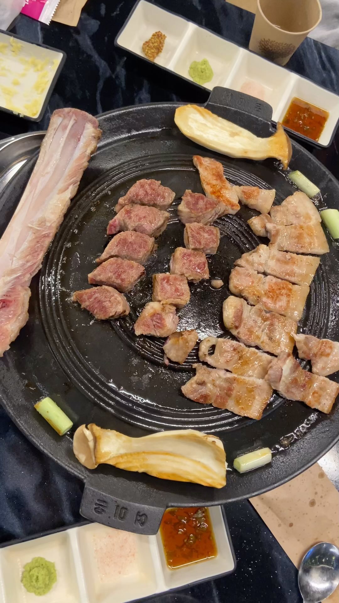 우백우대갈비🥓🍗
.
고기를 직접 구워주셔서 편안하게 맛있는 고기 즐기고 왔어요~~‼️
.
지축역 바로 앞에 위치하구요~
.
야외쪽에 캠핑의자도 있어서 캠핑분위기 뿜뿜해요~
.
우대갈비! 진짜 입에서 살~살녹아요!!
.
된장찌개랑 밀면도 존맛🥰
.

각종 모임이나 회식장소로 추천합니다😆

#지축맛집 #지축역맛집 #삼송맛집 #고양시맛집 #우대갈비맛집

🏡경기 고양시 덕양구 안진4길 16 (지축동) 1층 우백우대갈비