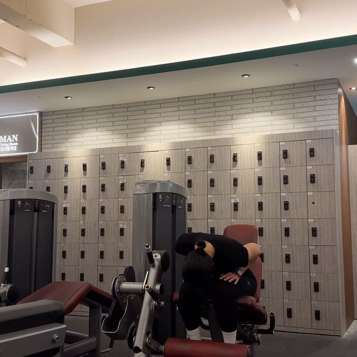 하체 세트 끝나고 나면😓

아니 하려고 하는건 아닌데 절로 몸이 말리고
고개가 숙여지고 막 친절해지고 그러네

다들 자발적 고립 후에 어떠한 행동을 하시는지
댓글로 공유해주세요🙌🏻🙌🏻

저는 오늘 운동을 쉬고 첫번째 겨울 휴가를 갑니다🤭
물론 내일부터 바로 운동하지만요😎

.
.
#ㅇㅇㅇ #운동기록 #운동계정 #운동복추천 #눈바디 #운동루틴 #식단 #바디체크 #바디프로필 #workout #gym #운동하는여자 #running #태닝 #필라테스#태닝하는여자 #운동스타그램 #gymwear #파트너운동 #원정운동