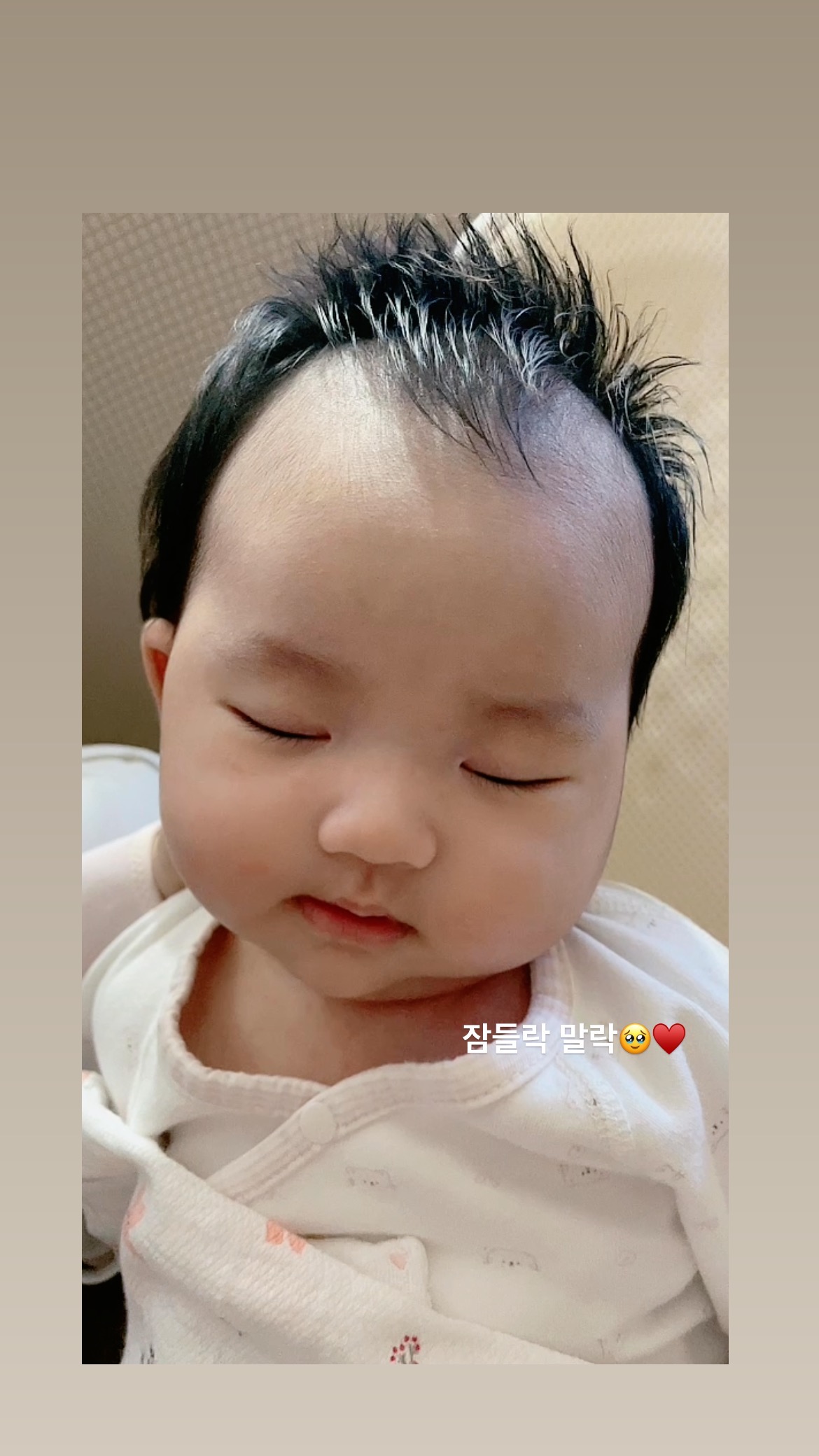 ⠀
#토끼띠아기 
#아기스타그램 
⠀
분유 라떼 먹고 잠들락 말락 ᜊ͛ ͛ (자야해 잠들어줘 .. ㅋㅋ)
잘때가 제일 이뿌다 ෆෆෆ